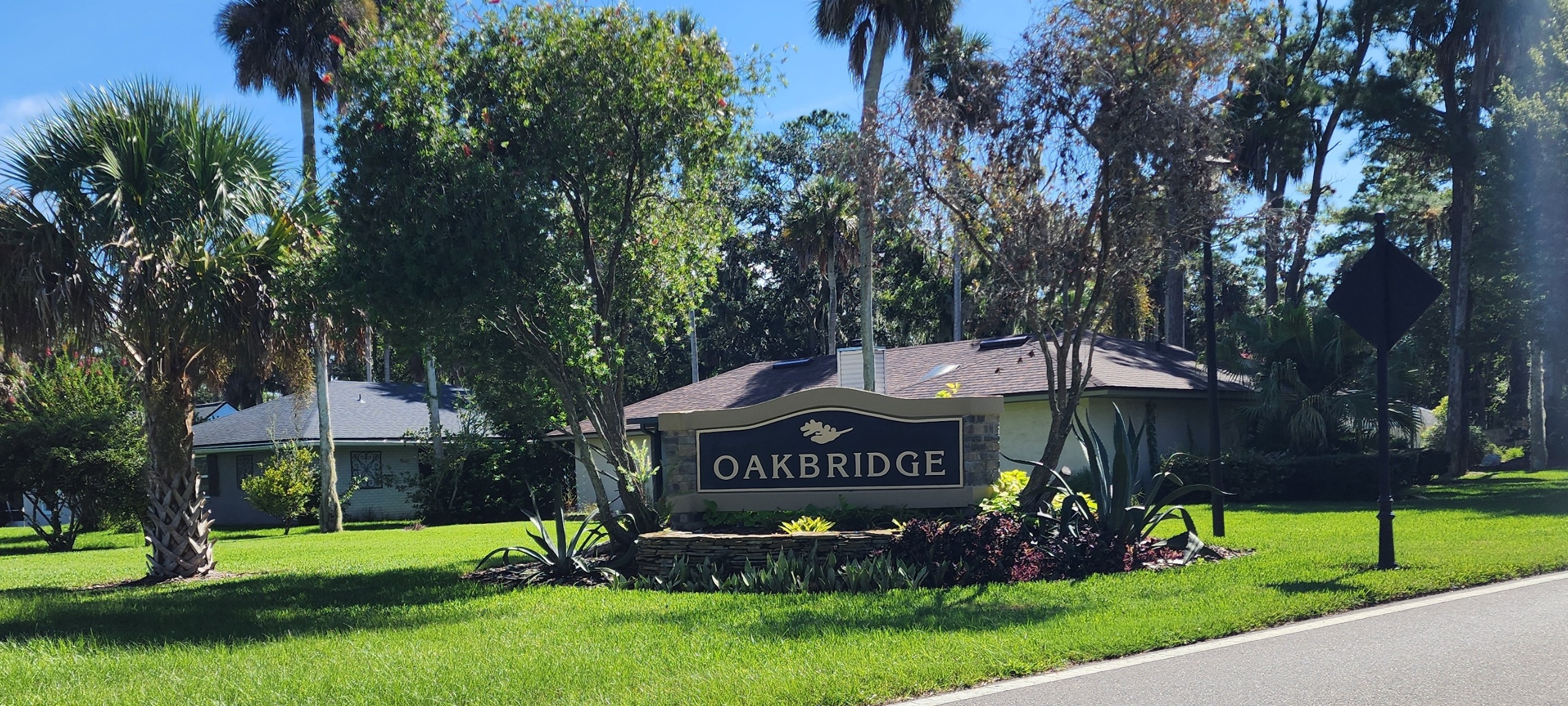 Oakbridge neighborhood welcome sign with trees